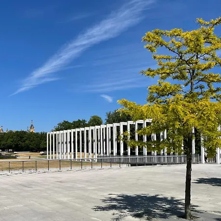 Zuarin Gewölbekeller: Schlossgartenblick mit E-Ladestation Schwerin  Exterior photo