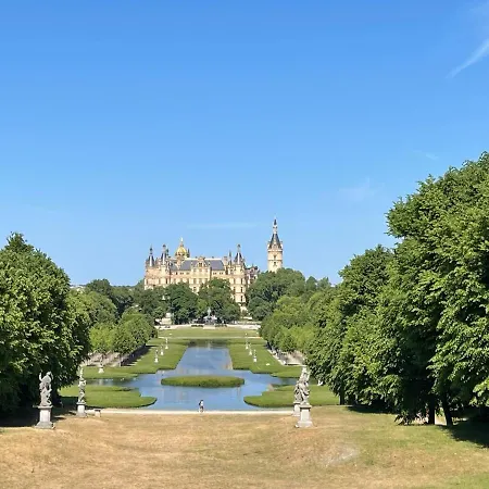 Zuarin Gewölbekeller: Schlossgartenblick mit E-Ladestation Schwerin  Exterior photo