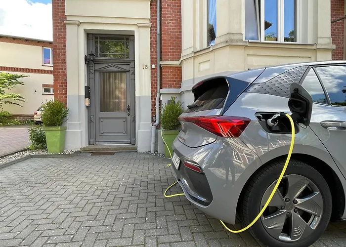 Zuarin Gewoelbekeller - Direkt Am Schlossgarten Von Schwerin - Parkplatz Auf Anfrage - Aufladestation Fuer Elektro-Autos Vorhanden